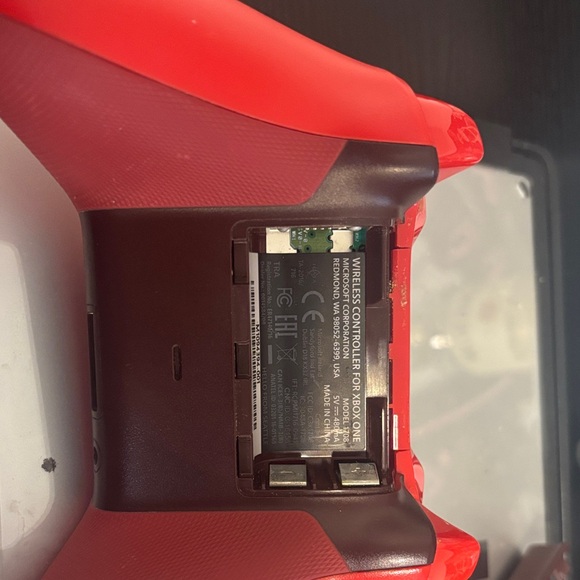 Red Xbox one Controller - Picture 4 of 4